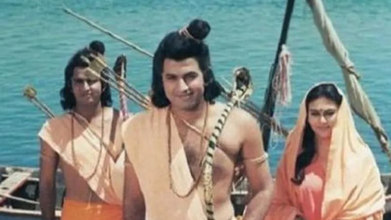सुनील लहरी ने सोशल मीडिया पर एक वीडियो शेयर करते हुए नदी वाला किस्सा शेयर किया कि जब वो डायरेक्टर की आवाज नहीं सुन पाते हैं तो नाव को नदी में लेकर आगे चले जाते हैं और दूसरा किस्सा बताया कि सीन के दौरान निशाद राज की धोती फट जाती है।
