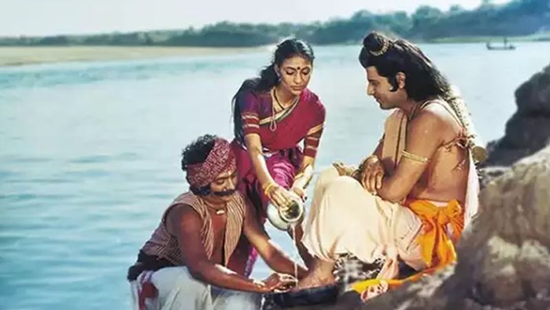 सुनील ने कहा कि वो और राम-सीता नाव में बैठकर जाते हैं। उन्हें सागर साहब ने कहा था कि जब तक वो कट ना बोलें तब तक वो नाव चलाते जाएं और ऐसा ही हुआ सुनील नाव चलाते गए और उन्बें चलाते हुए बहुत देर हो गई।