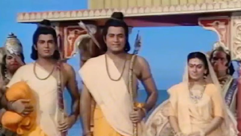 फिर दो लोग आए। इसी दौरान सुनील ने सोचा कि नदी में नहाने का इससे बढ़िया मौका नहीं मिलेगा। उन्होंने अपनी विग निकाली और नदी में कूद गए। सुनील आधे घंटे तक नदी में नहाए और कहते है कि उनकी सारी गर्मी उतर गई।
