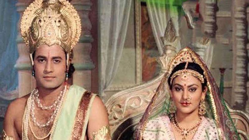 दूसरा किस्सा बताते हुए सुनील लहरी ने कहा कि एक सीन में निशाद राज और आर्य सुमंत बैठकर गंभीर बातें कर रहे थे। काफी इंटेंस सीन था, तभी नीचे बैठते वक्त निशाद राज की धोती फट गई थी।

