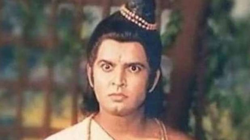 सेट पर गंभीर माहौल अचाकन हंसी में तब्दील हो गया। सभी जोर जोर से ठहाके मारकर हंसने लगे। सुनील लहरी के इस खुलासे पर लोगों के मजेदार कमेंट्स भी सोशल मीडिया पर आ रहे हैं।
