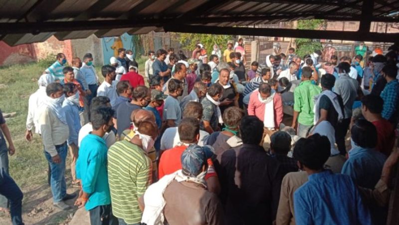 जिस किसी शख्स को मासूमों की अंतिम विदाई का पता चला वह इस दुखद घड़ी में शामिल होने श्मशान घाट पहुंच गया। कोई अपने आंसू पोंछ रहा था कोई परिजनों को चुप करा रहा था, लोगों ने कहा-हे भगवान तू यह क्या कर दिया इस घर के चिरागों को क्यों हमेशा-हमेशा के लिए बुझा दिया। फिर आखिर में परिजनों ने हिम्मत करके कांपते हाथों से मासूमों को अंतिम विदाई दी।
