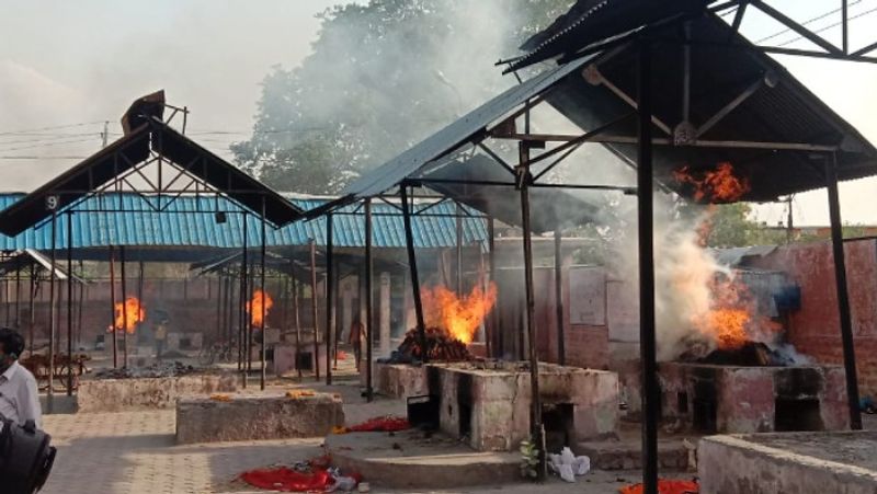 जैसे ही एक साथ चार महिलाओं की अंतिम यात्रा निकली तो इस दुखद मंजर को देखकर वहां पर मौजूद लोगों की आंखें छलक आई। सब राम-राम सत्य के साथ यही बोल रहे थे कि हंसते खेलते परिवार को किसकी नजर लग गई। जो एक साथ पूरा 7 लोगों की मौत हो गईं, मौजूद लोग कह रहे थे कि ईश्वर ऐसा दिन किसी को नहीं दिखाए।