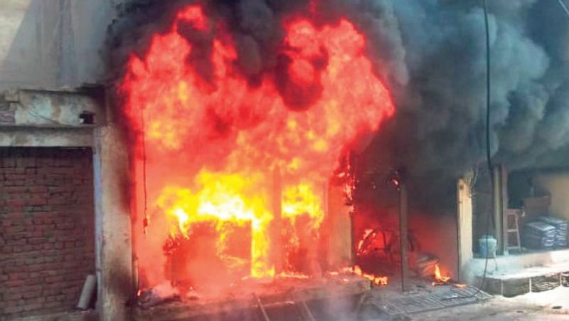 बता दें कि पेंट की दुकान में लगी यह आग इतना भयानक थी कि तीन किलोमीटर तक इसका धुआं दिखाई दे रहा था। देखते ही देखते आग से तीन मंजिला इमारत आग की लपटों से घिर गया और चाहकर भी घर में मौजूद लोग बाहर नहीं निकल सके।