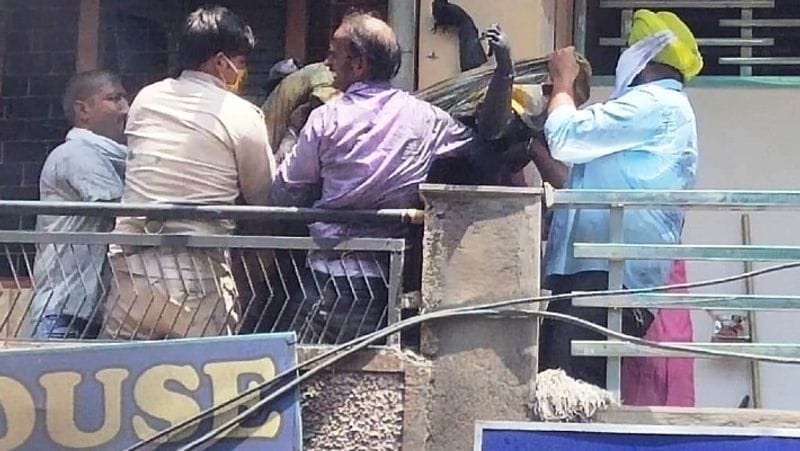 पड़ोसियों ने बताया कि गोयल परिवार का दो महीने से कामधंधा बंद था। पूरा परिवार अब लॉकडाउन खत्म होने का इंतजार कर रहा था। लेकिन इससे पहले ही मौत का मातम पसर गया