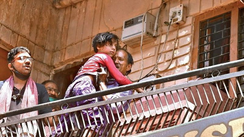 बता दें कि इस मकान में तीन भाईयों जगमोहन गोयल, हरिओम गोयल और जयकिशन गोयल का परिवार रहता था, करीब 16 लोग एक साथ रह रहे थे, लेकिन 7 की इस हादसे में मौत हो गई। पहली और दूसरी मंजिल पर परिवार रहता था और ग्राउंड फ्लोर पर तीनों भाई मिलकर पेंट की दुकान चलाते थे।