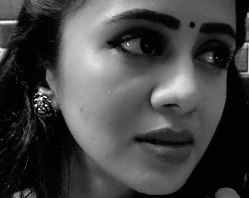 வீட்டிலே வித விதமாய் போட்டோஷூட்... கலக்கும் தொகுப்பாளினி அஞ்சனா ரங்கன்!!!