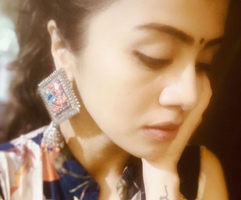 வீட்டிலே வித விதமாய் போட்டோஷூட்... கலக்கும் தொகுப்பாளினி அஞ்சனா ரங்கன்!!!
