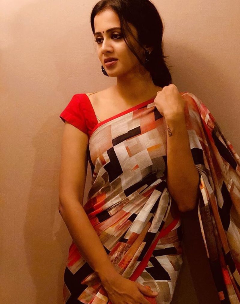 வீட்டிலே வித விதமாய் போட்டோஷூட்... கலக்கும் தொகுப்பாளினி அஞ்சனா ரங்கன்!!!