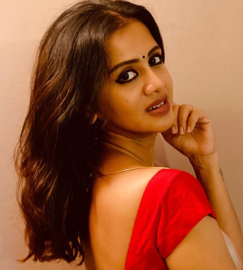 வீட்டிலே வித விதமாய் போட்டோஷூட்... கலக்கும் தொகுப்பாளினி அஞ்சனா ரங்கன்!!!