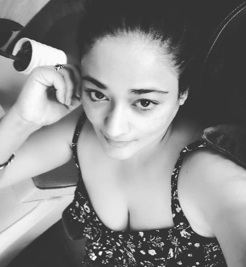 சட்டை பட்டன் போடாமல்.... ஒப்பனாய் அழகை காட்டி ரசிகர்களை நைசாக கவரும் நடிகை கிரண் !! 