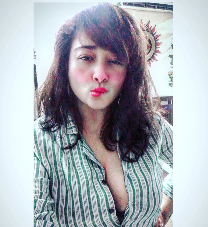 சட்டை பட்டன் போடாமல்.... ஒப்பனாய் அழகை காட்டி ரசிகர்களை நைசாக கவரும் நடிகை கிரண் !! 