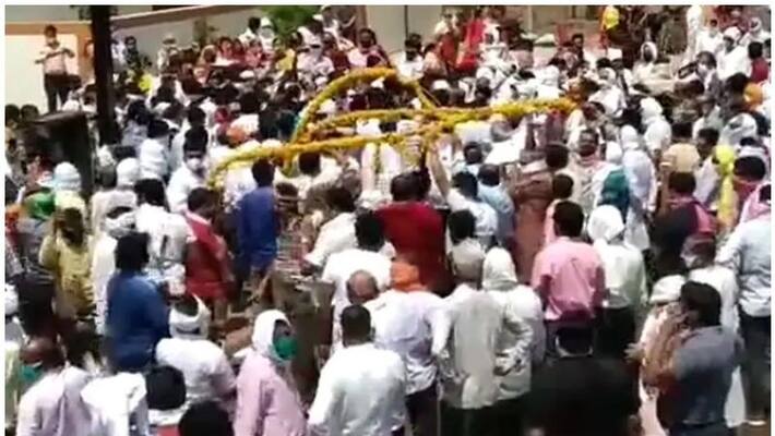 Spiritual Leader's Funeral Amid Lockdown participate hundreds of people Spiritual Leader's Funeral Amid Lockdown participate hundreds of people