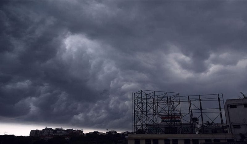 বড় ভ্যাসেল যাতে নোঙর ছিঁড়ে ভেসে না যায়, তাই দুটো অ্যাঙ্কারে বাঁধার ব্যবস্থা চলছে। গঙ্গার বুকে কোনও নৌকা বা মাঝির নামা নিষেধ।