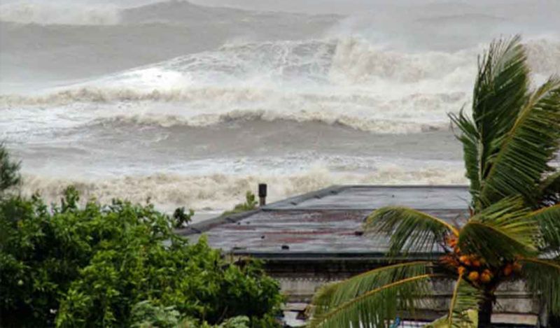 ঘূর্ণিঝড় আছে পড়ার আগেই বুধবার সকাল থেকে রায়গর, মুম্বই, পালঘর থানে এলাকায় ঝড়ো হাওয়া বইবে ৯৫ থেকে ১১৫ কিলোমিটার গতিবেগে। গুজরাতের ভালসার ও নাভাসাড়ি এবং মহারাষ্ট্রের রত্নগিরি, সিন্ধুদূর্গ এলাকায় ৮০ থেকে ১০০ কিলোমিটার পর্যন্ত ঝড়ের গতিবেগ হতে পারে। ৭০থেকে ৯০ কিলোমিটার প্রতি ঘন্টায় ঝড় বয়ে যাবে গুজরাতের সুরাটের ভারুচ এলাকায়।