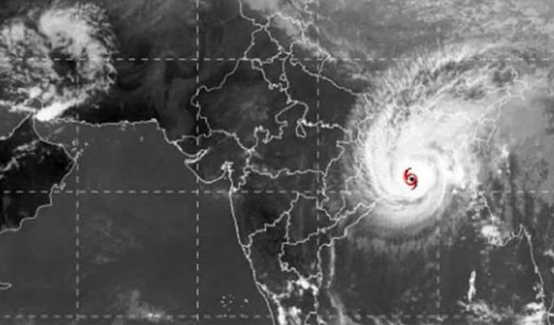 আগামী ২৪ ঘণ্টার মধ্যে আঁছড়ে পড়তে চলেছে সুপার সাইক্লোন আমফান। আবহাওয়া দফতর থেকে জানানো হয়েছে, আয়লার থেকেও বেশি ক্ষতি করতে চলেছে আমফান। পরিস্থিতি সামাল দিতে একাধিক বৈঠকে ব্যস্ত রয়েছেন আধিকারিকরা।