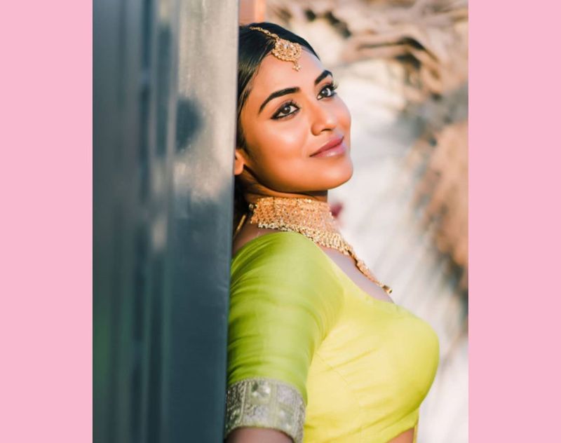 பச்சை உடையில்... பளீச் பார்வையில்... மெல்லிய இடையில்... ரசிகர்களை கவரும் பிகில் இந்துஜா ரவிச்சந்திரன் ! 