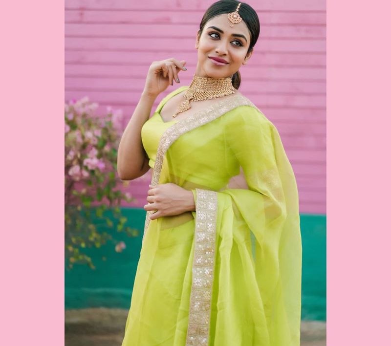 பச்சை உடையில்... பளீச் பார்வையில்... மெல்லிய இடையில்... ரசிகர்களை கவரும் பிகில் இந்துஜா ரவிச்சந்திரன் ! 