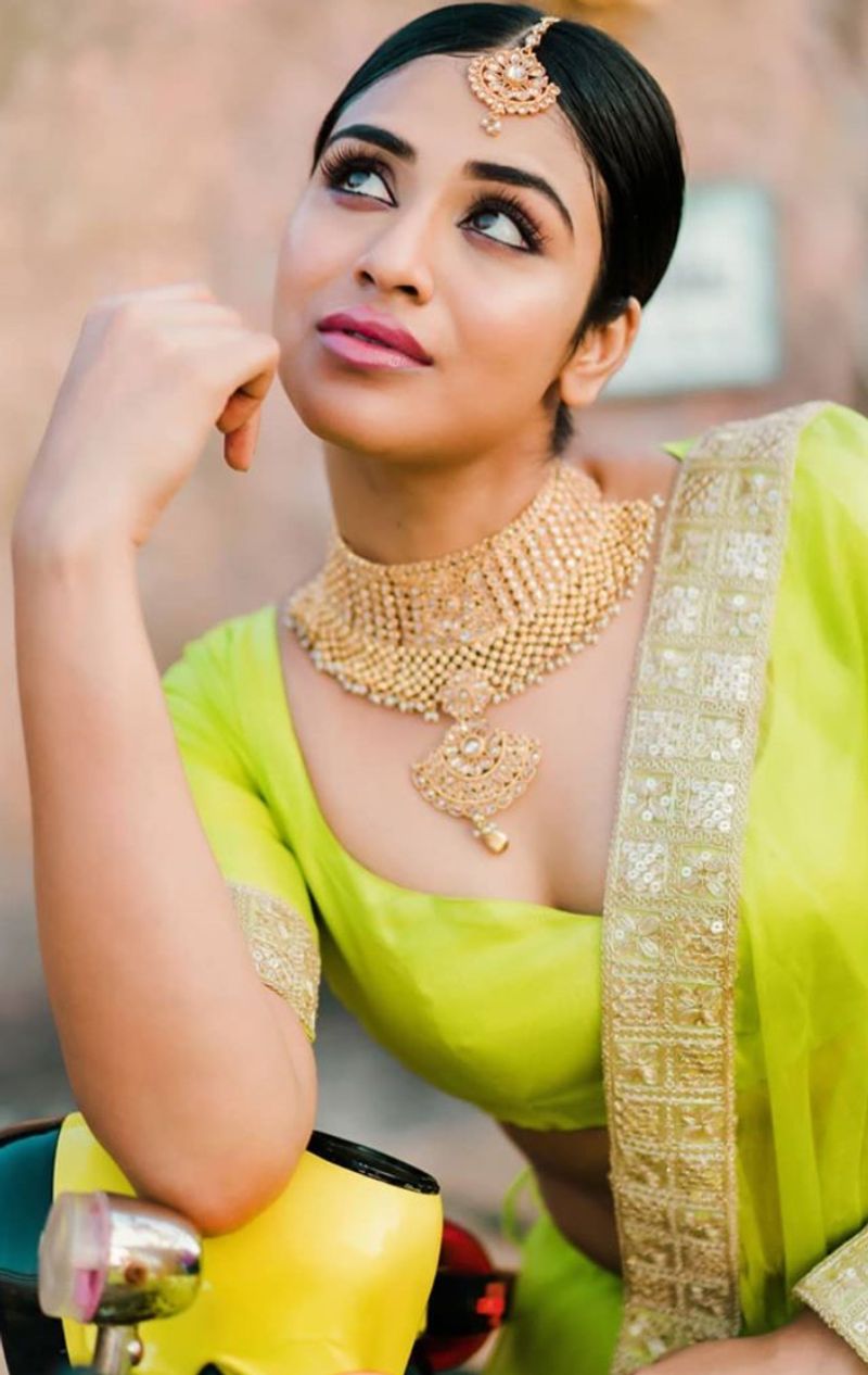 பச்சை உடையில்... பளீச் பார்வையில்... மெல்லிய இடையில்... ரசிகர்களை கவரும் பிகில் இந்துஜா ரவிச்சந்திரன் ! 