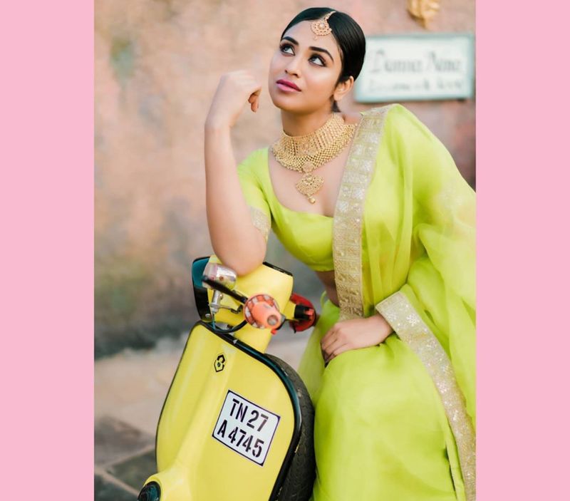 பச்சை உடையில்... பளீச் பார்வையில்... மெல்லிய இடையில்... ரசிகர்களை கவரும் பிகில் இந்துஜா ரவிச்சந்திரன் ! 