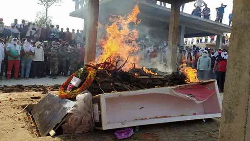 शहीद के तीन बच्चे रिषभ (10), इशिका (6) तथा अनुराग (4) हैं। उन्हें रिषभ ने मुखाग्नि दी। शहीद की पत्नी रवीता ने कहा कि उन्हें गर्व है कि उनके पति देश के काम आए।