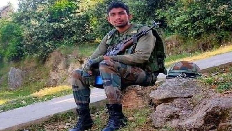 राज सिंह चार बहनों और तीन भाइयों में दूसरे नंबर के थे। उन्होंने खेड़ला गांव के स्कूल से 12वीं की थी। वे सितंबर 2011 में सेना में भर्ती हुए थे। इनके पिता हवलदार गजराज सिंह भी सेना में रहे थे। उनका 6 वर्ष पहले निधन हो चुका है।