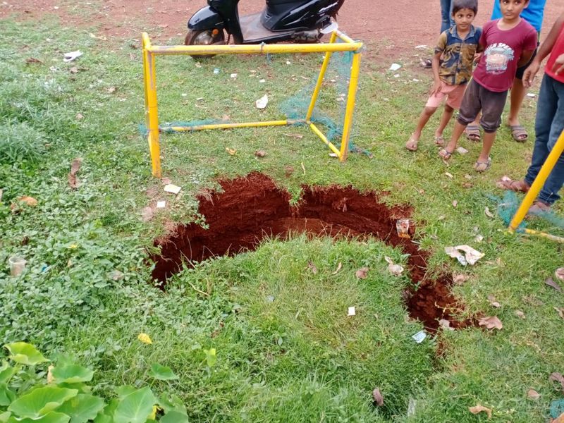 ಮೈದಾನದಲ್ಲಿ ಆಟವಾಡುವ ಮಕ್ಕಳಿಗೆ ಅಪಾಯಕಾರಿಯಾಗಬಹುದಾದ ಈ ಕುಸಿತಗೊಂಡ ಬಾವಿಯ ಸುತ್ತ ಕಂಬ ನೆಟ್ಟು, ಹಗ್ಗ ಕಟ್ಟಿಸಂಭಾವ್ಯ ಸಮಸ್ಯೆಯನ್ನು ನಿವಾರಿಸಲು ಸ್ಥಳಿಯ ಯುವಕರು ಕಾರ್ಯಾರಂಭಿಸಿದ್ದಾರೆ.