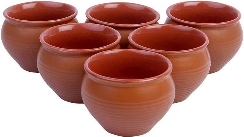 मिट्टी के कुल्हड़ का बिजनेस
आपने यह सुना होगा कि अब सरकार प्लास्टिक और कागज के कप में चाय बेचने पर रोक लगाने जा रही है, क्योंकि इससे कैंसर जैसी गंभीर बीमारी होने का खतरा रहता है। अब रेलवे स्टेशनों, बस अड्डों, एयरपोर्ट और मॉल में मिट्टी के कुल्हड़ में ही चाय बेची जएगी। इससे मिट्टी के कुल्हड़ की मांग काफी बढ़ जाएगी। इस मौके काम फायदा उठाते हुए आप कुल्हड़ बनाने का कारोबार शुरू कर सकते हैं। इसमें लागत भी काफी कम पड़ती है।
