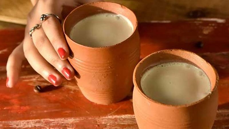 सरकार भी देगी मदद
ऐसे तो देखने में लग सकता है कि कुल्हड़ का कारोबार छोटा है, लेकिन यह काफी मुनाफे वाला कारोबार है। प्रधानमंत्री नरेंद्र मोदी ने कुल्हड़ के बिजनेस को बढ़ावा देने के लिए कुम्हार सशक्तीकरण की योजना बनाई है, जिसके तहत कुम्हारों को इलेक्ट्रिक चाक दिया जाएगा। इस इलेक्ट्रिक चाक पर कुम्हार कम मेहनत में और कम समय में ज्यादा से ज्यादा कुल्हड़ बना सकेंगे।