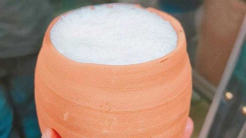 कुल्हड़ का प्रचलन कई शहरों में
ज्यादातर लोग कुल्हड़ में मिलने वाला दूध पीना पसंद करते हैं। इसकी वजह यह है कि आम तौर पर दुकानों में गिलासों की साफ-सफाई ठीक से नहीं होती। बनारस और कुछ शहर ऐसे हैं, जहां दूध, चाय या लस्सी के लिए सिर्फ मिट्टी के कुल्हड़ का इस्तेमाल किया जाता है। धीरे-धीरे इसका प्रचलन दूसरी जगहों पर भी बढ़ रहा है। इसलिए इस बिजनेस में मुनाफे की काफी गुंजाइश है। 