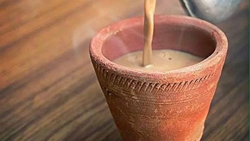 कुल्हड़ चाय का बिजनेस
कुल्हड़ की सप्लाई करने के साथ कुल्हड़ चाय का बिजनेस भी शुरू किया जा सकता है। कुल्हड़ की चाय की कीमत शहरों में 15 से 20 रुपए है। । इस बिजनेस को 5000 रुपए की लागत से शुरू किया जा सकता है। इस बिजनेस में रोज 1000 से लेकर 15000 रुपए तक की कमाई हो सकती है।