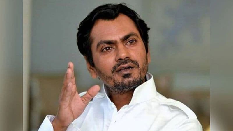 नवाजुद्दीन सिद्दीकी पर अपनी पत्नी की जासूसी का आरोप लगा है। कॉल डेटा रिकॉर्ड करने के मामले में हुए खुलासे में उनका नाम भी सामने आया है। खबरों के अनुसार, नवाजुद्दीन को अपनी पत्नी पर भरोसा नहीं था और उन्होंने उनके पीछे महिला जासूस लगा रखी थी। इतना ही नहीं वह अपने वकील के जरिए पत्नी के मोबाइल की पूरी जानकारी जुटाया करते थे।