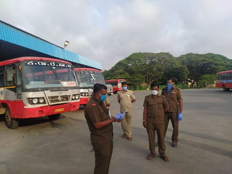 ಗದಗದಲ್ಲಿ ಬಸ್ಗೆ ಪೂಜೆ ಮಾಡುವ ಮೂಲಕ ಸಾರಿಗೆ ಸಂಸ್ಥೆ ಸಂಚಾರ ಸೇವೆಯನ್ನು ಆರಂಭ ಮಾಡಿದೆ.