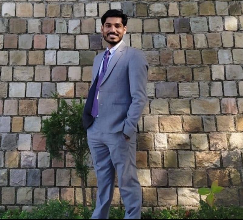 वीर की जिंदगी में कई बार ऐसे अवसर आये जब अभावग्रस्त जीवन ने उन्हें निराश कर दिया लेकिन इरादे के पक्के वीर न तो कभी थके न ही रुके। इन शतत प्रयासों का ही परिणाम है कि दो बार असफल होने के बावजूद उन्होंने हिम्मत नहीं हारी और मंजिल तक पहुंचने के बाद ही दम लिया। वीर की कहानी हमें सिखाती है कि जिनके हौसले अटल होते हैं, उनका रास्ता कोई नहीं रोक सकता।