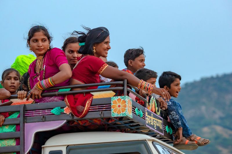 വർഷത്തിൽ ആകെ കിട്ടുന്നൊരു ആഘോഷമായിരിക്കാം അവർക്ക് പുഷ്കർ മേള. മേളയിൽ നിന്നും വാങ്ങിയ കാർഷിക ഉപകരണങ്ങൾ മിക്ക വണ്ടികളിലും കാണാം. ഒപ്പം ധാരാളം കരിമ്പിൽ തണ്ടുകളും, കാർഷിക ഉപകരണങ്ങളും. സൂര്യൻ പൊട്ടുപോലെ മറയാൻ തുടങ്ങുന്ന സായന്തനം. ഇളം വെയിലിൽ വണ്ടികൾ സ്വർണ നിറമുള്ള പൊടിയിൽ മറയുന്നു. മണൽ പരപ്പുകൾക്ക് മീതെ, സ്വർണ്ണ മേഘങ്ങൾക്ക് ഇടയിലൂടെ ആകാശവും കൊത്തി പറക്കുന്ന പക്ഷിയെപ്പോൽ അവർ അകലെ എവിടെയോ പോയ്മറയുന്നു.