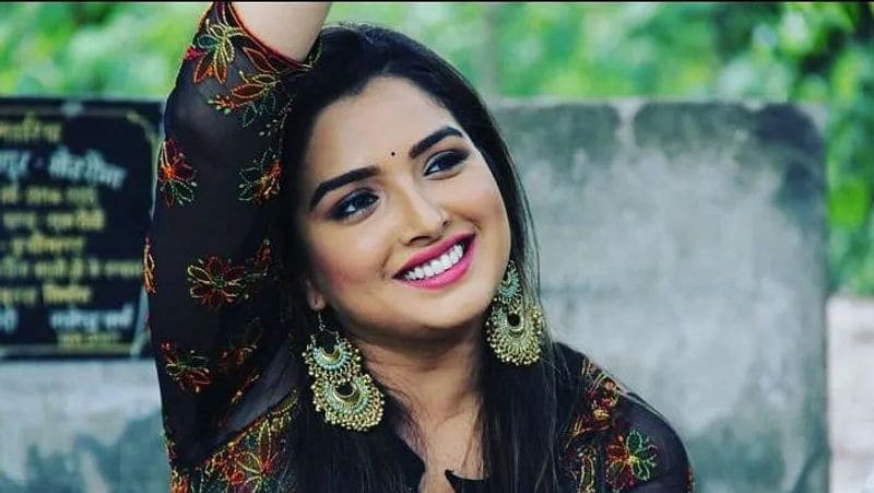 लॉकडाउन के बीच निरहुआ से ना मिल पाने की वजह से उन्होंने उनके साथ एक पुरानी फोटो इंस्टाग्राम पर शेयर की थी और एक्ट्रेस ने उन्हें याद किया था। 
