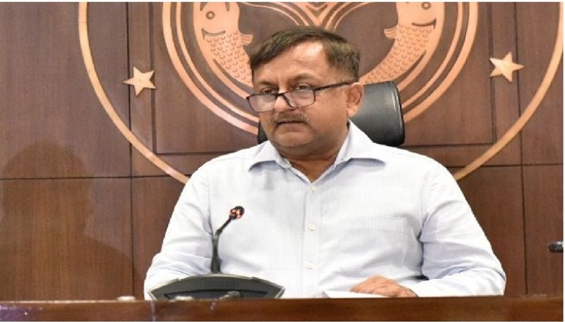 बता दें कि आज अपर मुख्य सचिव अवनीश अवस्थी की तरफ से कांग्रेस महासचिव प्रियंका गांधी के निजी सचिव को एक और पत्र भेजा गया था। इस पत्र में उन्होंने लिखा है कि आपके पत्र के अनुसार आप लखनऊ में बस देने में असमर्थ हैं और नोएडा, गाजियाबाद बॉर्डर पर ही बस देना चाहते हैं। अत: ऐसी स्थिति में कृपया जिलाधिकारी, गाजियाबाद को 500 बसें 12 बजे तक उपलब्ध कराने का कष्ट करें।