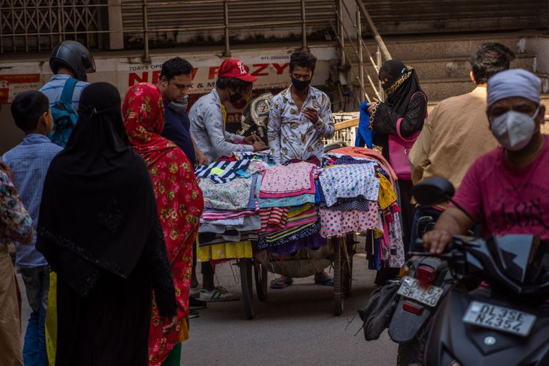 लॉकडाउन में छूट मिलने के बाद सड़क पटरियों पर भी व्यवसाय पटरी पर लौटा। 