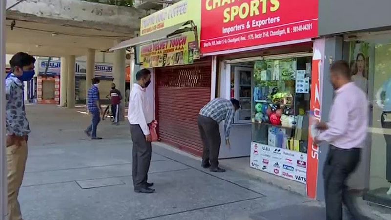 चंडीगढ़ में दुकान खुल गई। यहां 17 मई तक कर्फ्यू जारी था। जिसे सरकार ने हटा लिया है। 