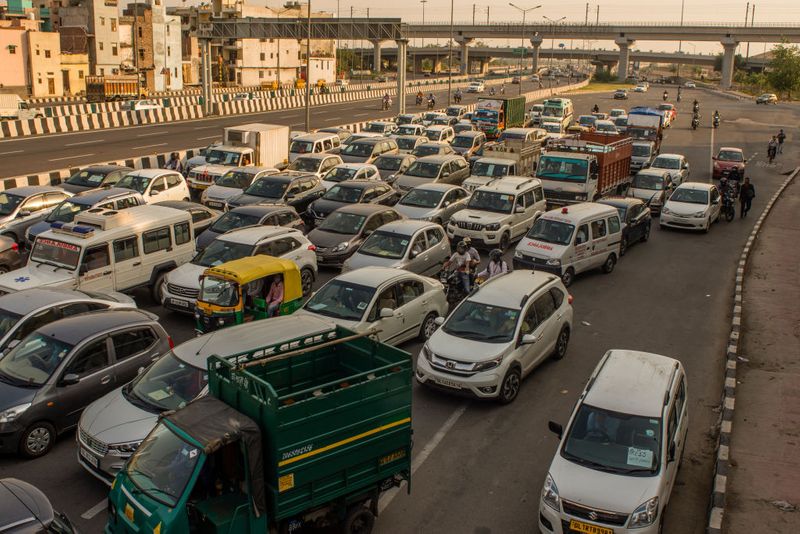 परिवहन की इजाजत मिलने के बाद सड़कों पर वाहनों का रेला लग गया। 