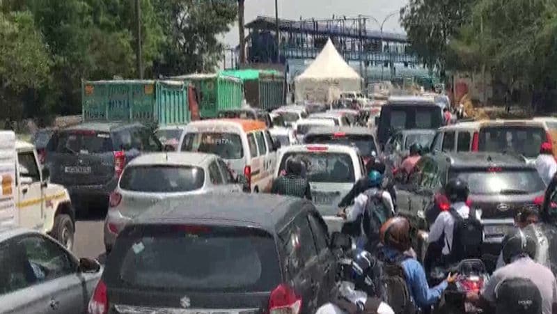 दिल्ली-नोएडा रोड पर कालिंदी कुंज में वाहनों की भारी जाम दिखाई दी। दिल्ली सरकार ने दो पहिया, तीन पहिया और चार पहिया वाहनों को आवागमन के लिए छूट दे दी है। 