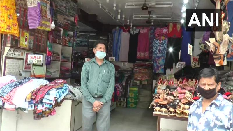 पंजाब में भी सभी बाजारें खुल गई हैं। देश में 25 मार्च से लॉकडाउन लागू होने के बाद से सबकुछ बंद चल रहा था। लेकिन ढील मिलने के बाद एक बार फिर बाजारों की रौनक लौट आई है। 