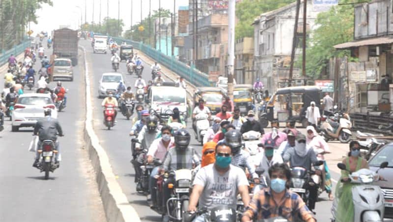 यह तस्वीर रतलाम के सैलाना बस स्टैंड इलाके की है। 22 मार्च को जनता कर्फ्यू शुरू हुआ था। तीन बार लॉकडाउन के साथ 57 दिन पूरे हो गए और सोमवार से चौथा लॉकडाउन भी शुरू हो गया, लेकिन शहर के लोग अभी भी सोशल डिस्टेंसिंग का मतलब नहीं समझ रहे हैं।