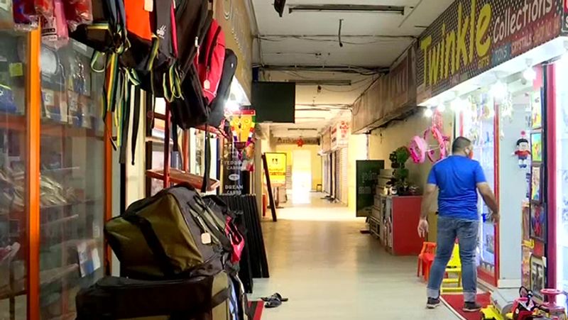 केरल के तिरुवंतपुरम में भी दुकानें खुल गई हैं। यहां सरकार ने भी लॉकडाउन में ढील देते हुए दुकान, बाजार खोलने की छूट दे रखी है। 