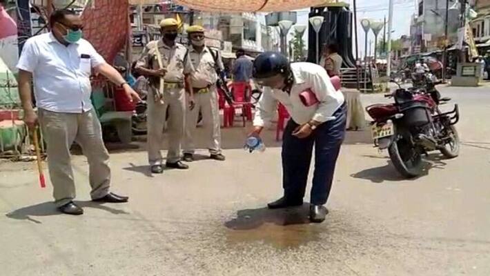 After eating a paan, the roadways employee spit on the road, SDM got the road cleaned by him asa After eating a paan, the roadways employee spit on the road, SDM got the road cleaned by him asa
