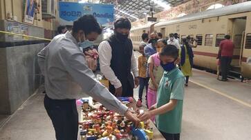 Coronavirus SWR gifts iconic Channapatna toys to kids on Sharmik Special trains Coronavirus SWR gifts iconic Channapatna toys to kids on Sharmik Special trains