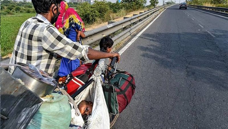 आप तस्वीर में साफ तौर पर देख सकते हैं कि किस तरह वो बोरे से झांक रही है। मासूम की इन आंखें में कोरोना के खौफ, भूख, तपती गर्मी, दर्द और मजबूरियों की दिखाई दे रही हैं।