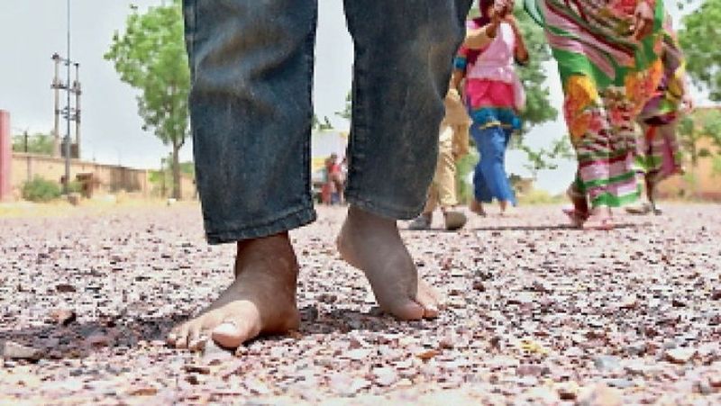 यह तस्वीर राजस्थान की है, जहां मजदूर शिवलाल अपनी वर्षा और तीन बच्चों के साथ मध्य प्रदेश के दमोह जाने के लिए पैदल सफर कर रहा है। घर पहुंचने की जिद में उसको तपती दुपहरी में उखड़ी हुई सड़क पर बिखरे कंकरों की चुभन भी महसूस नहीं हो रही।
