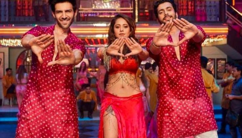 সিজলিং অবতারে তাঁকে এই গানে দেখা গিয়েছিল। লাল রঙের পোশাকে নুসরতকে এমন বোল্ড অবতারে আগে দেখা যায়নি।