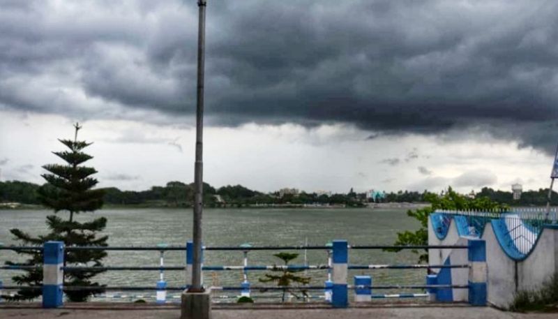বঙ্গোপসাগরের ভিতরে এই মুহূর্তে ঝোড়ো হাওয়ার গতিবেগ ১৯০ থেকে ২২০ কিলোমিটার। ঘূর্ণিঝড় আমফান যত স্থলভাগের ভিতরে প্রবেশ করবে ততই এই ঝোড়ো হাওয়ার গতিবেগ কমতে থাকবে। তবে ২১ মে -এর আগে কোনওভাবেই পশ্চিম-কেন্দ্রভূত বঙ্গোপসাগর এবং উত্তর-পশ্চিম বঙ্গোপসাগরে ঝোড়ো হাওয়ার গতিবেগ নামার কোনও সম্ভাবনা নেই। আস্তে আস্তে হাওয়ার গতি ১৫৫ কিলোমিটার প্রতি ঘণ্টায় নেমে আসবে।